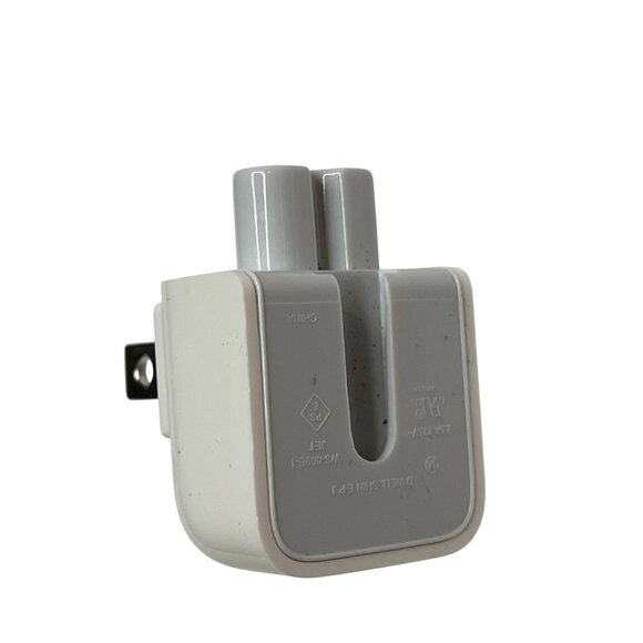 Apple 2-Prong White Polarized Power Adapter 15A 125V With Dual Plug Outlet A520 - Picture 1 of 5